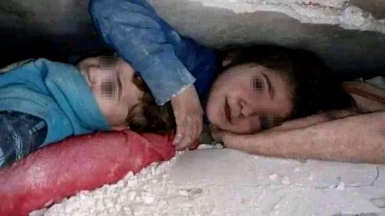 O fetiță din Siria și-a protejat fratele mai mic cu propriul trup. A stat sub DĂRÂMĂTURI timp de 17 ore