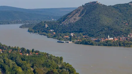 Canicula destabilizează Dunărea. Fluviul a atins temperaturi periculoase și provoacă efecte în România și Ungaria