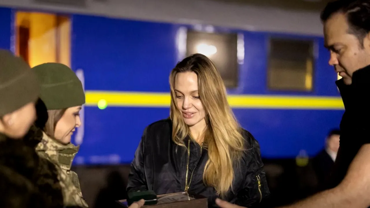 Angelina Jolie oferă detalii tulburătoare despre vizita ei în Ucraina: „Dronele sunt folosite pentru a urmări, vâna și teroriza oamenii. Am fost nevoiți să ne oprim“