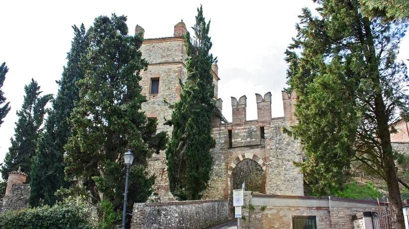 Superofertă de Crăciun: un cătun și castelul medieval din apropiere, la vânzare pentru 1,9 milioane de euro!