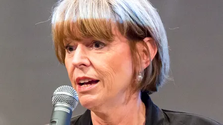 Apropiată a lui Merkel, înjunghiată într-o piață