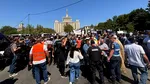 Protest neautorizat al fermierilor în faţa Guvernului. Oamenii au blocat șoseaua. Scandal cu jandarmii