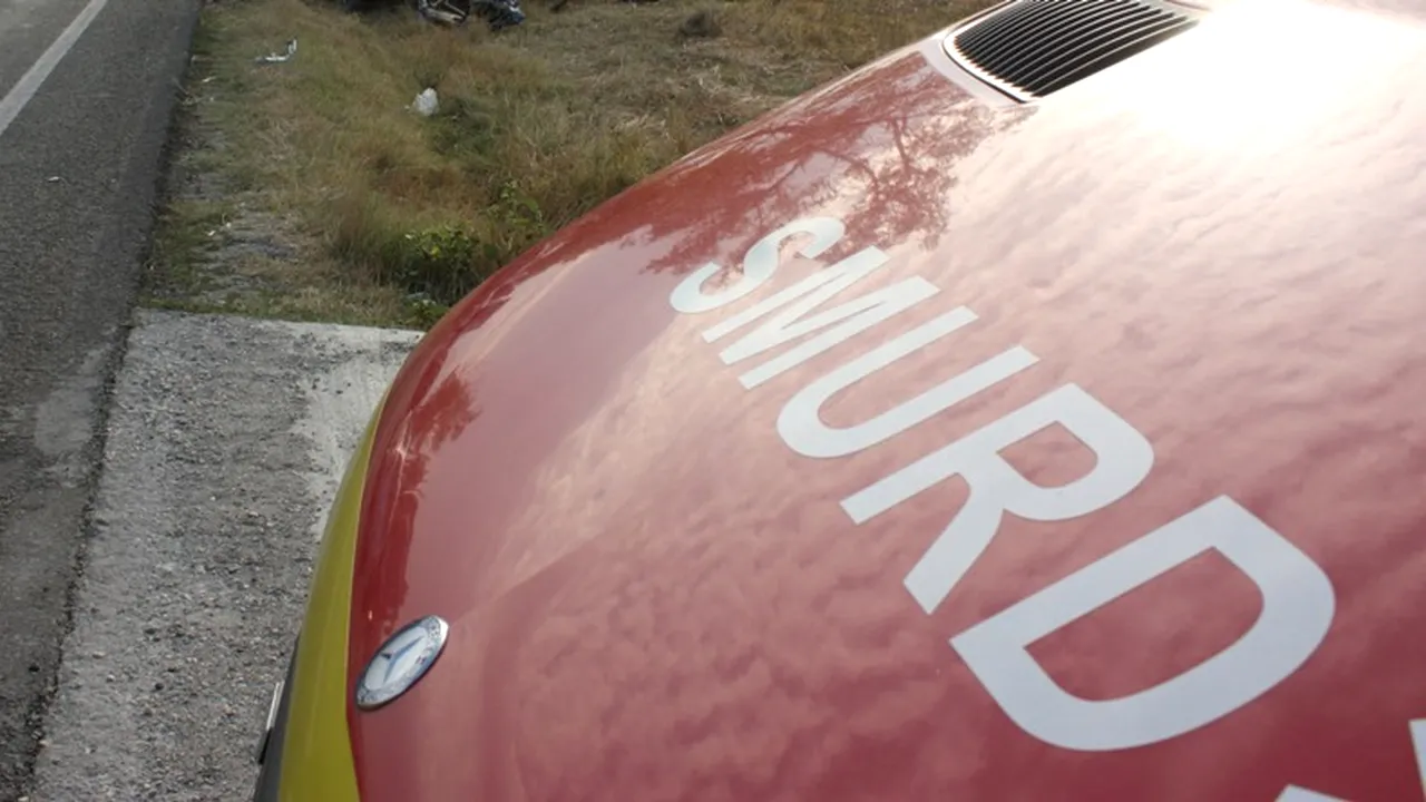 Doi danezi, răniți într-un accident în Bistrița după ce mașina în care se aflau a lovit un cap de pod