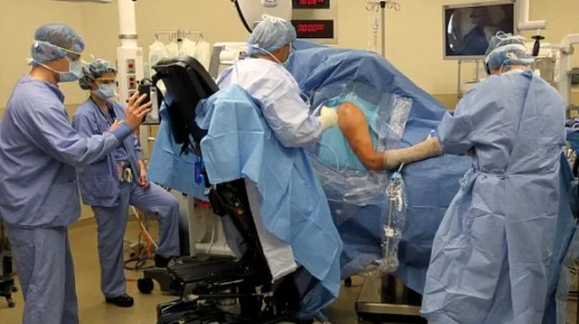 Povestea impresionantă a medicului paralizat care încă mai reușește să opereze. FOTO
