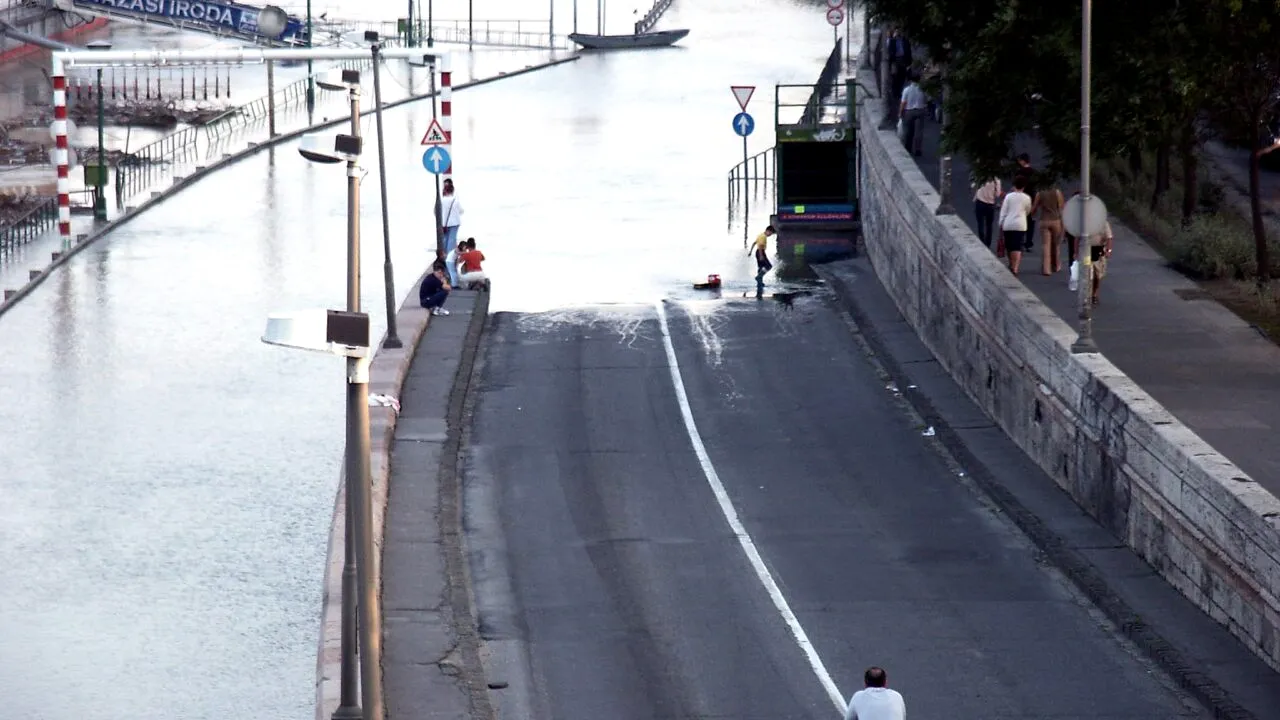 Ploile torențiale au făcut PRĂPĂD în mai multe localități din țară. Mașini luate de ape, străzi inundate, haos pe șosele