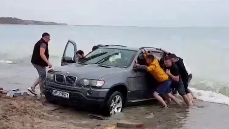 Imagini de necrezut în Vama Veche. A intrat cu SUV-ul pe plajă și apoi în mare, unde a rămas blocat