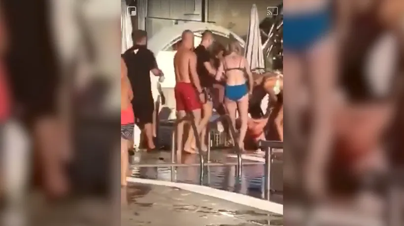 VIDEO șocant! Bătaie groaznică la o piscină din Militari Residence. Două femei și-au împărțit pumni și picioare, apoi a intervenit un bărbat care pur și simplu a snopit-o pe una dintre femei!