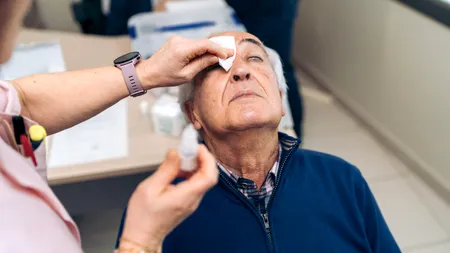 Un bărbat s-a prefăcut timp de 20 de ani că este orb, pentru a lua bani de la stat. Cum s-a dat de gol, după atâta timp