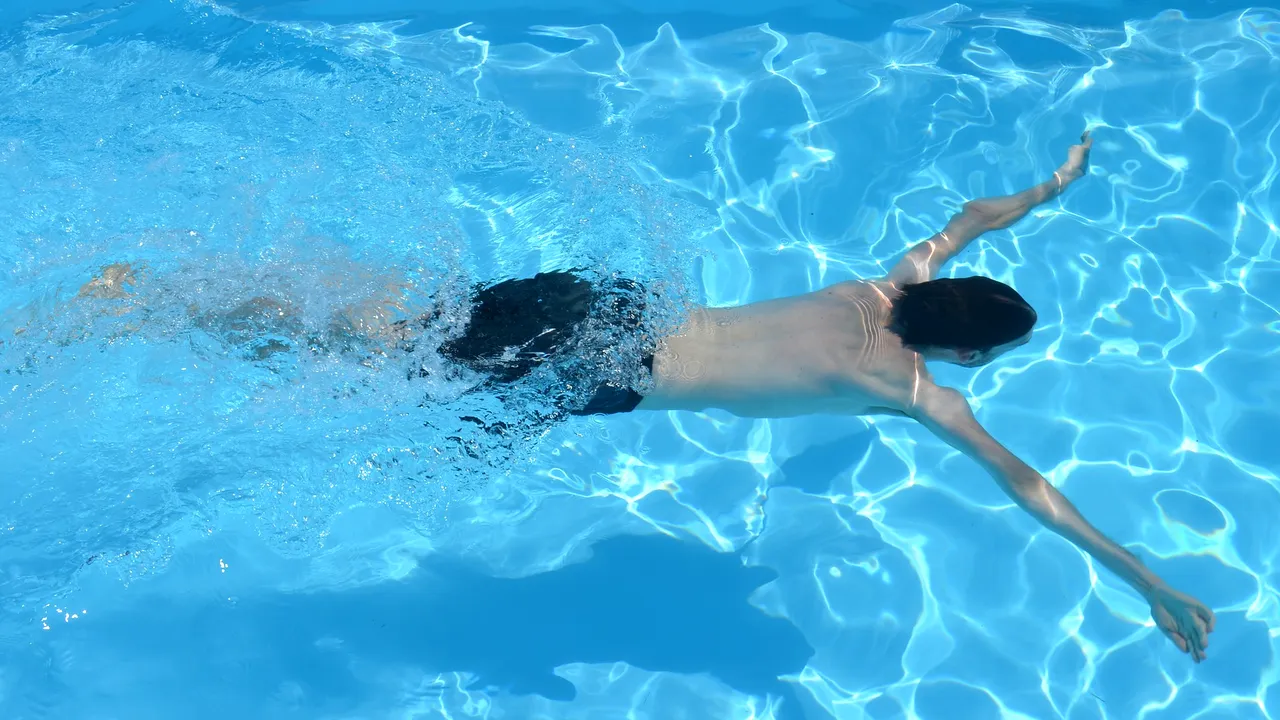 Un tânăr de 29 de ani a murit din cauza unui parazit, care i-a distrus creierul, luat la o piscină