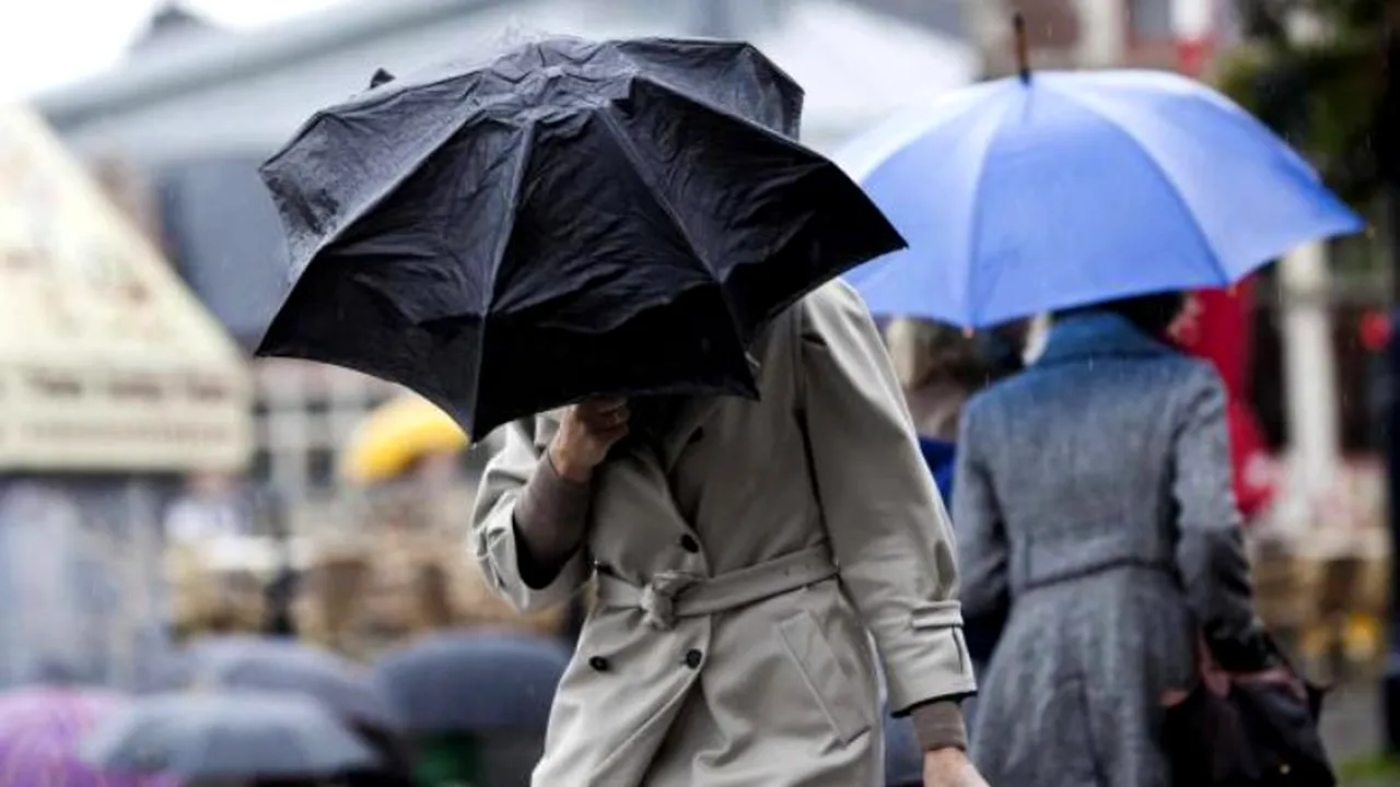 Avertizare meteo pentru București: Ploi, descărcări electrice și vânt puternic, luni și marți
