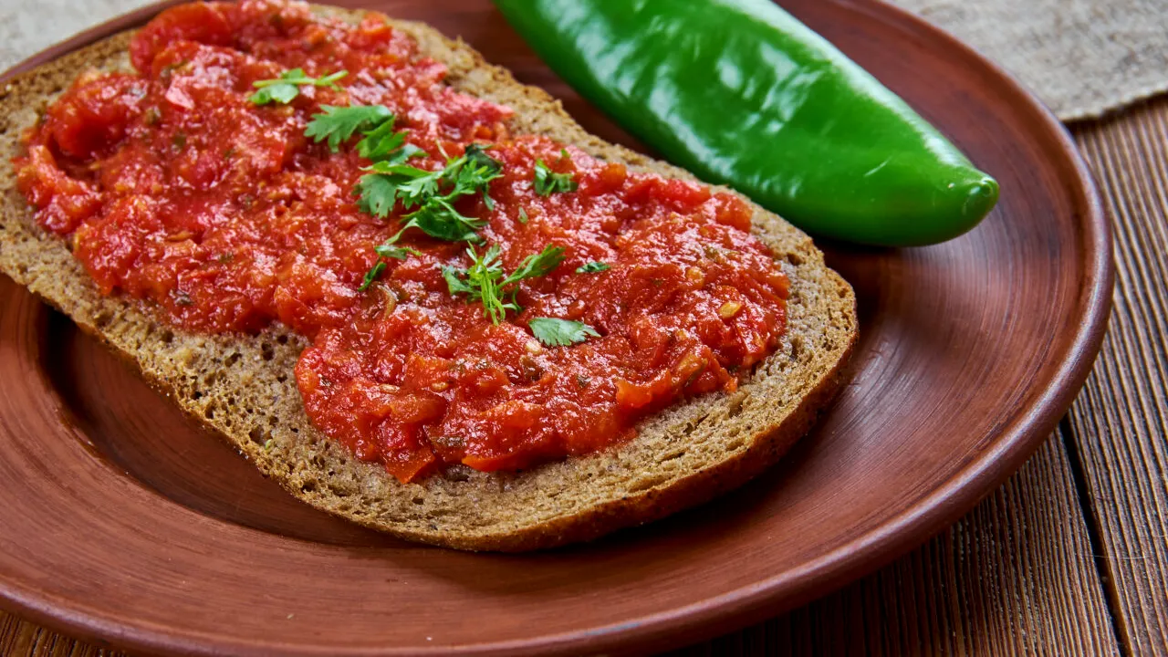 Ce condiment să adaugi în zacuscă pentru un gust autentic. Micul secret a fost transmis de la o generație la alta