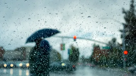 VREMEA se strică în toată țara: ploi torențiale și vijelii. Până când sunt anunțate precipitații