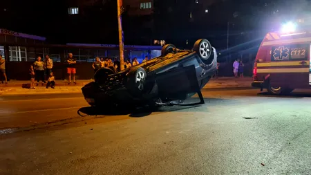 O mașină s-a răsturnat în zona Bobocica din sectorul 3, după impactul cu un alt autoturism (FOTO-VIDEO)