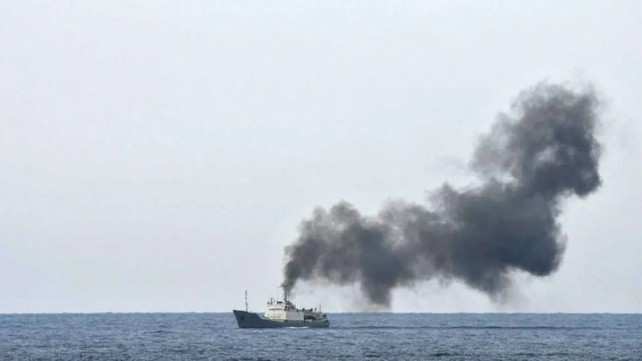 Navă rusească de spionaj, în FLĂCĂRI, în derivă în largul coastei Siriei