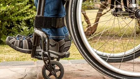 Firmă de taxi, sancționată pentru că a refuzat să transporte un copil cu dizabilități. Ce amendă a primit de la CNCD