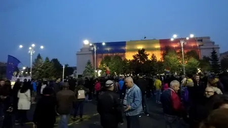 „Jos masca!” Proteste în Piața Victoriei împotriva noilor măsuri anunțate de autorități