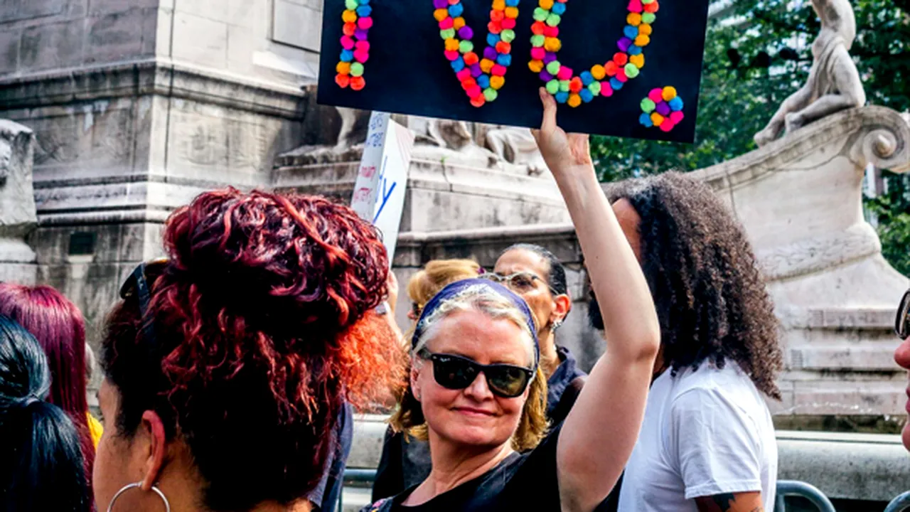 Victorie feministă istorică în Franța: orice act sexual, fără consimțământ explicit, va fi considerat viol. Ce presupune noua lege