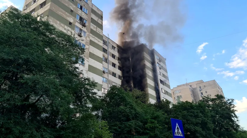 INCENDIU în Sectorul 5 din București. Terasa unui bloc din cartierul Rahova a luat foc