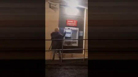 O româncă a devastat un bancomat în Italia. Femeia de 38 de ani a fost plasată în arest la domiciliu (VIDEO)
