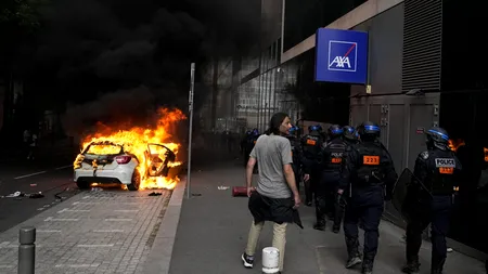 Protestatarii incendiază mașini la Nanterre. Macron trimite 40 mii de polițiști în stradă