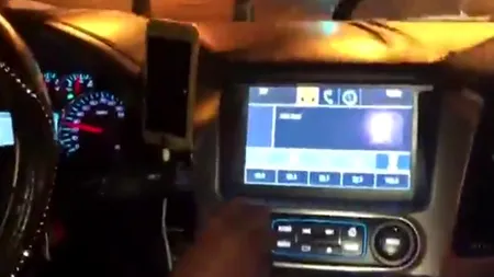 A urlat și a dansat haotic în mașina unui șofer UBER, care l-a dat IMEDIAT JOS. Un mare PUGILIST nu mai are voie să folosească aplicația de ride-sharing