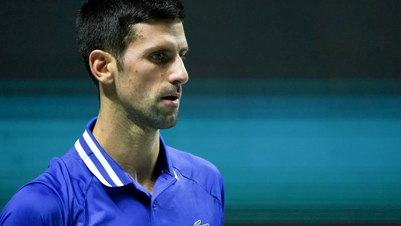 Avocații lui Novak Djokovic cer ca tenismenul să fie mutat din hotelul în care se află. Ce documente au prezentat aceștia în instanță pentru a demonstra că e scutit de vaccinare