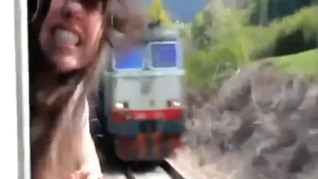 VIDEO ȘOCANT. La un pas de a fi DECAPITATĂ, după ce a scos capul pe geam în tren