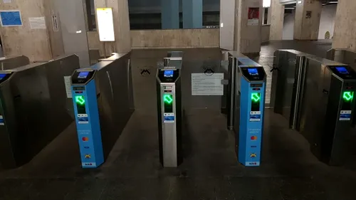 METROREX. Călătoria cu metroul poate fi plătită cu cardul bancar contactless, direct la porțile de acces, în toate stațiile de metrou