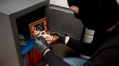 Moștenitoarea unui multimilionar din Top 300, jefuită de fiul vitreg. I-a furat seiful cu totul (EXCLUSIV)