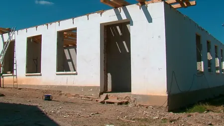 Satul fără școală: Două școli din județul Iași, aflate în reabilitare, nu își deschid porțile din cauza disputei dintre primar și consilieri