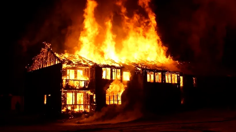 Incendiu puternic în Giurgiu. O casă și anexele sale, mistuite de flăcări!