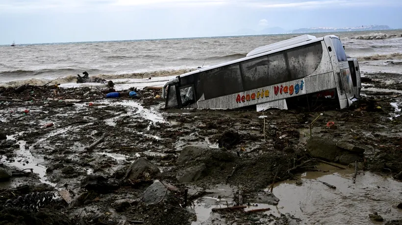 FOTO | Alunecare de teren pe insula italiană Ischia, provocată de ploi torențiale. Opt oameni au murit și alți 13 sunt dați dispăruți