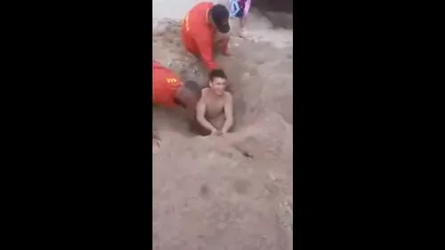 Intervenție neobișnuită. Salvamarii au fost nevoiți să salveze un tânăr îngropat în nisip și abandonat