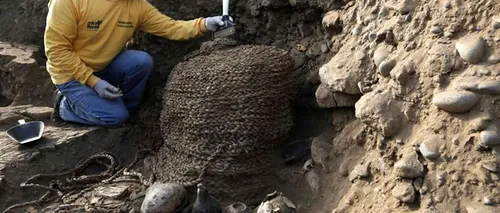 Peru: Două mumii vechi de peste un mileniu, descoperite intacte într-un sit preincaș

