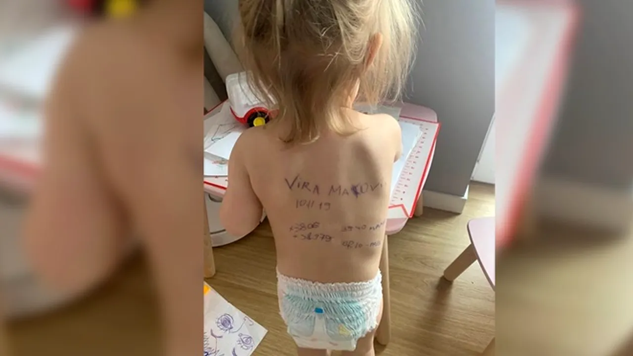 EMOȚIONANT | Datele personale ale copiilor din Ucraina, notate cu pixul pe spate, în cazul în care părinții lor sunt uciși de trupele ruse
