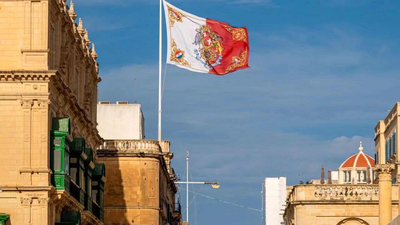 Țara mică din Europa, pe care o parcurgi în 45 de minute. Are „cel mai frumos port din lume”