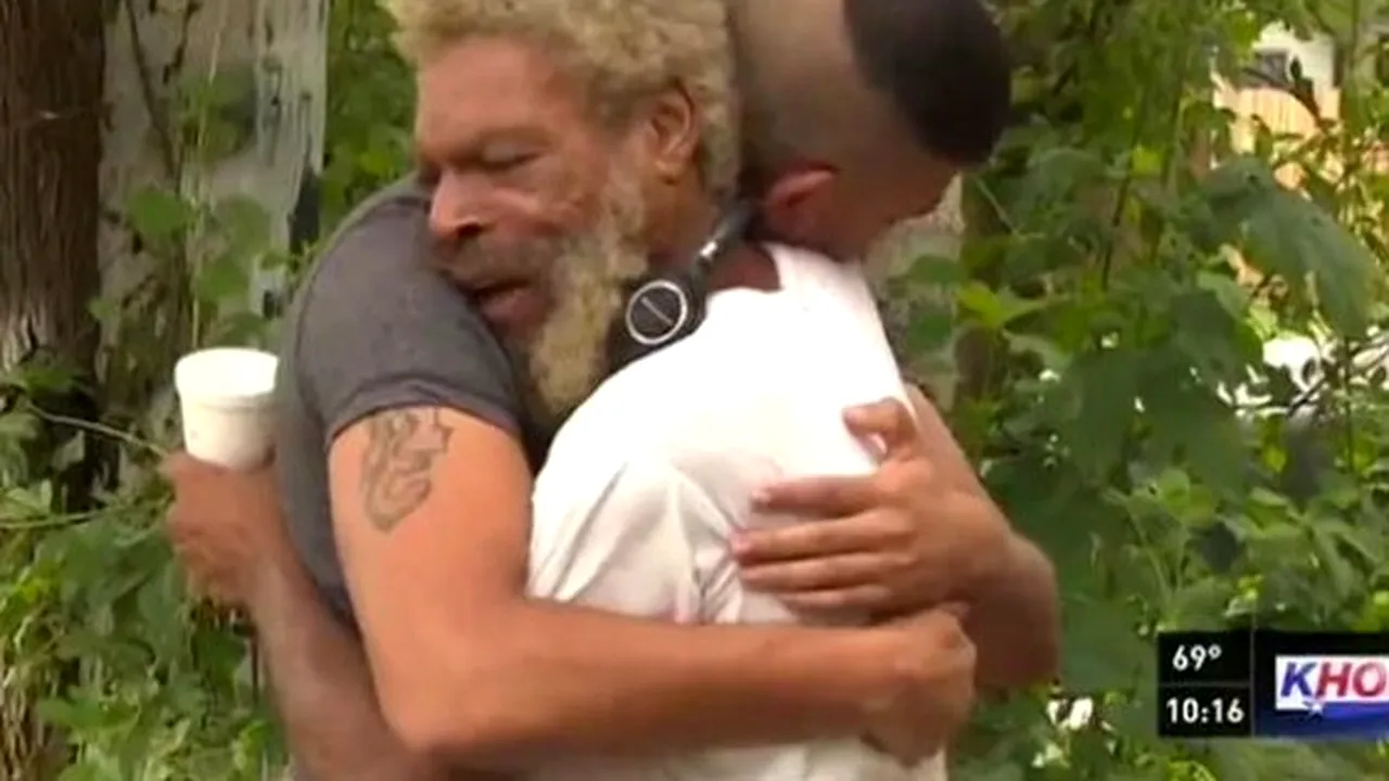 A trăit o viață pe străzi. După 37 de ani un tânăr s-a apropiat de el și l-a îmbrățișat. Ce surpriză a avut