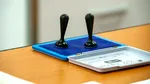 Noapte albă pentru șefii secțiilor de votare, la Iași. Sute de persoane au așteptat să predea recuzita electorală