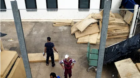 Patru imigranți clandestini și-au cusut gurile în semn de protest față de situația lor în Italia