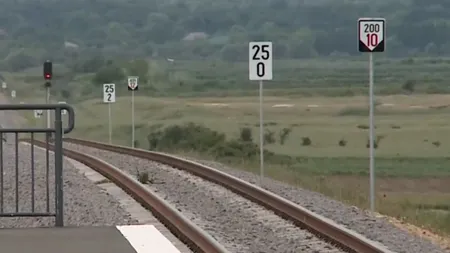 Soț și soție spulberați de tren în Timiș. Motorul mașinii a murit pe șine