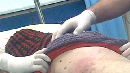 Imagini cu o bătrână legată de pat la SJU Ploiești. Managerul: Sunt împotriva practicilor inumane