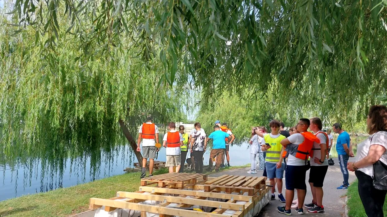 Competiție inedită pe lac, în Craiova. Mai mulți elevi s-au întrecut cu plute făcute din PET-uri