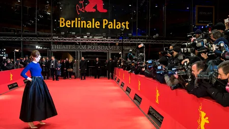 Protestul din stradă, vizibil și la Berlinale. Cu ce mesaje s-au afișat cineaștii pe covorul roșu