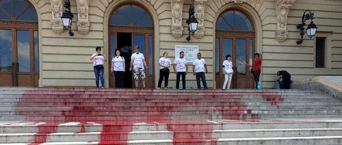 Protest față de rectorul Tudorel Toader. Scările Universității din Iași, vopsite în roșu: „Sângele victimelor recursului compensatoriu e în mâinile lui - FOTO / VIDEO