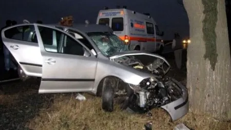 Șase tineri, răniți după ce au intrat cu mașina într-un copac de pe marginea drumului