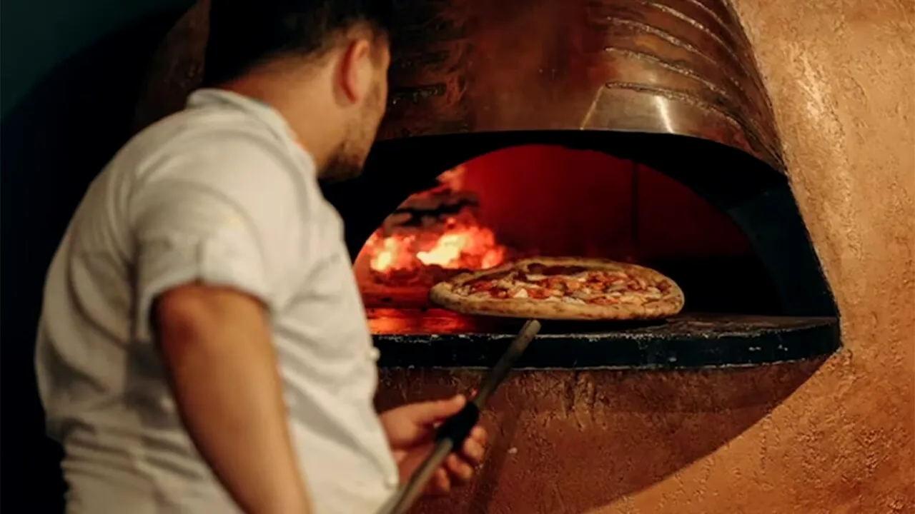 Suma mare de BANI pe care o primește salariu un român care lucrează ca pizzar în Olanda. E plătit săptămânal și are cazarea asigurată!