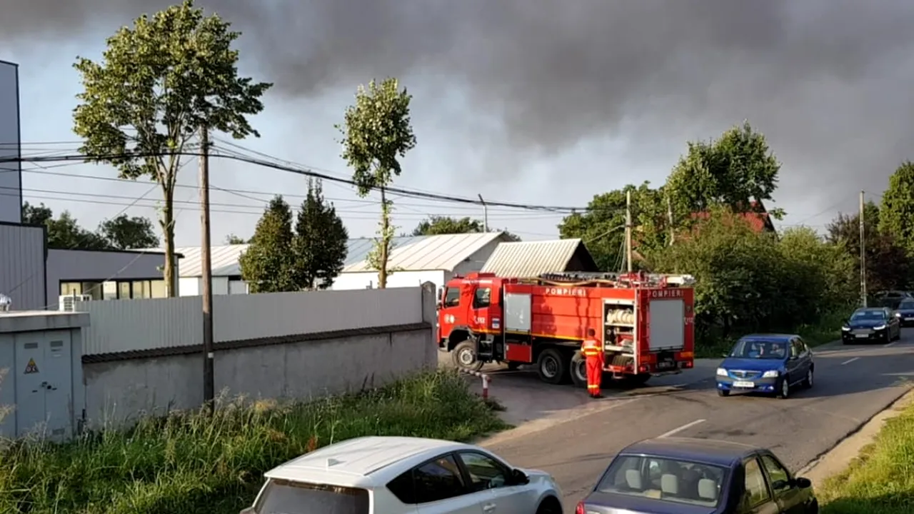 Incendiu puternic la o FABRICĂ de mase plastice. Trei depozite de 3.000 mp au ars
