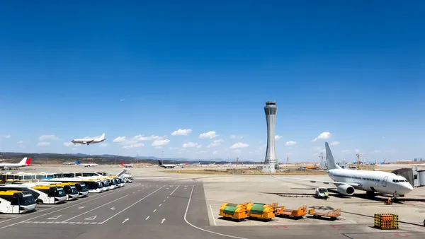 În plin sezon de călătorii, o pistă de pe Aeroportul OTOPENI se închide. Ce trebuie să știe cei care și-au planificat călătorii