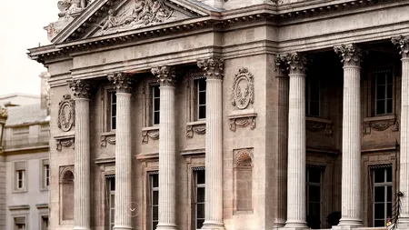 Un hotel de lux din Paris își scoate la licitație mobila și colecția de vinuri pentru a fi restaurat: 