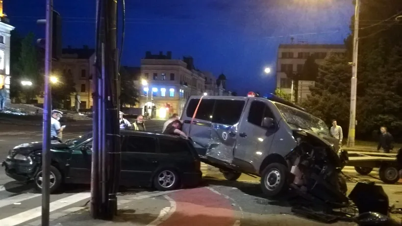 CLUJ. O dubă a Jandarmeriei s-a suit pe o mașină condusă de un tânăr de 22 de ani / Care a fost cauza accidentului